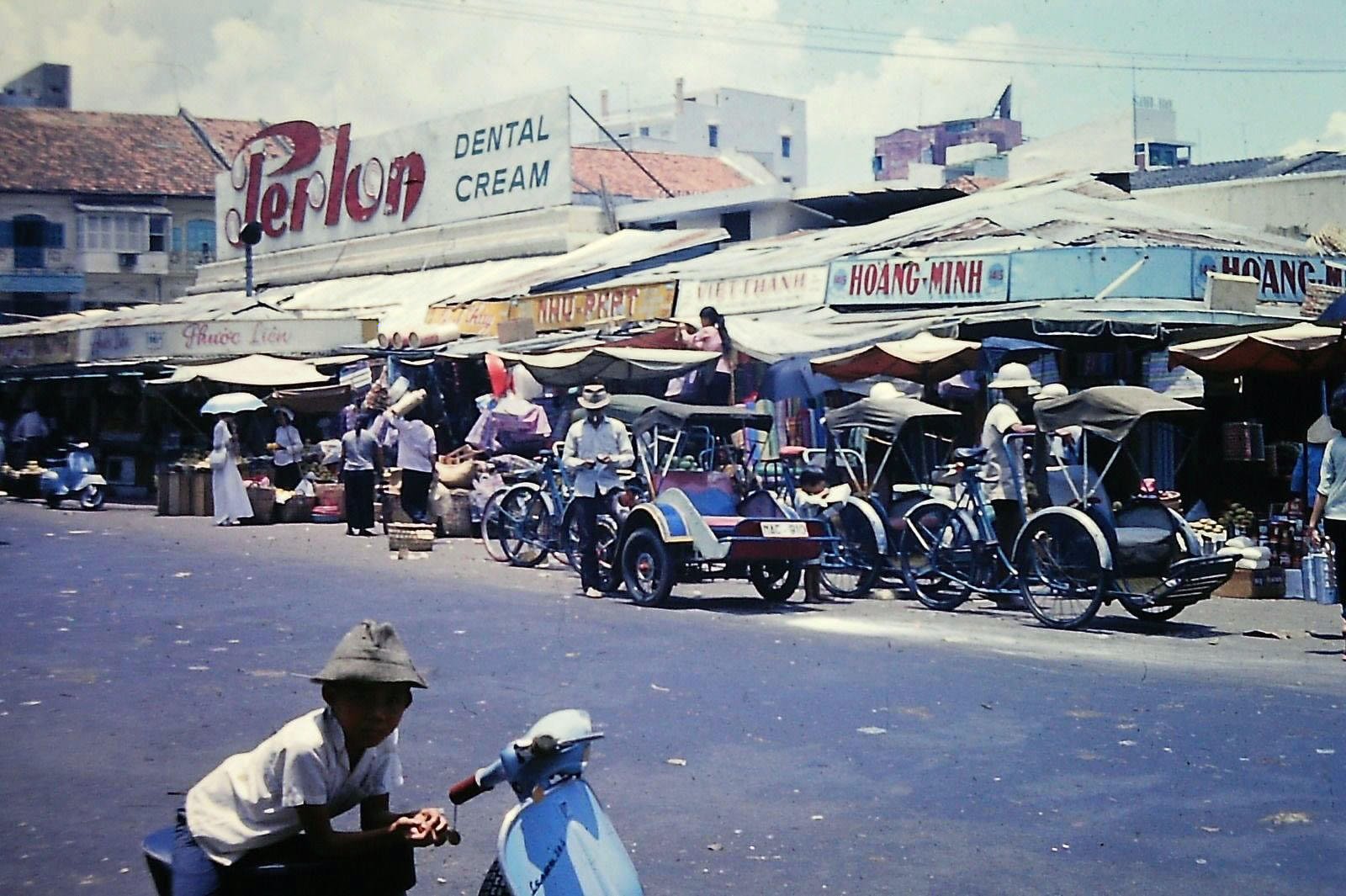 The north side of the Ben Thanh Market, on Le Thanh Ton