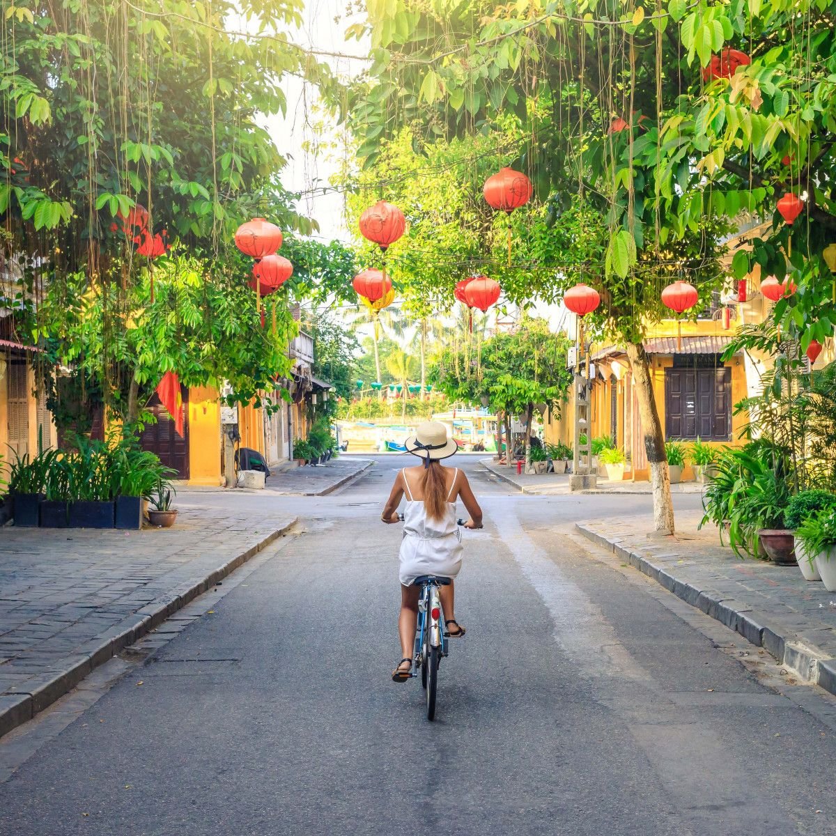 HOW TO CROSS A ROAD IN VIETNAM. Many first-time-visit foreigners