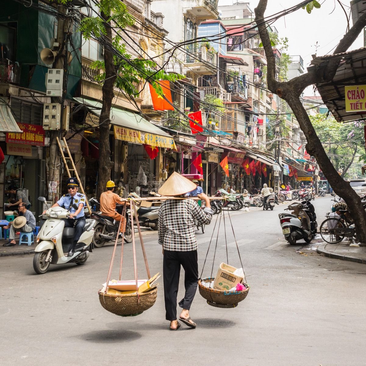 Crossing the road in Hanoi's old quarter, Hanoi, Vietnam Stock Photo - Alamy