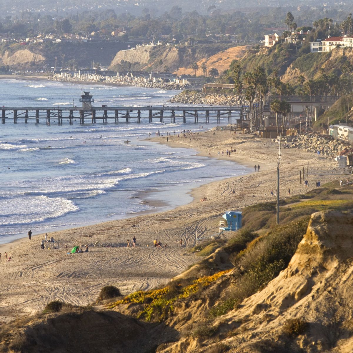 Premium Photo  An aerial view of zuma beach and mountains against