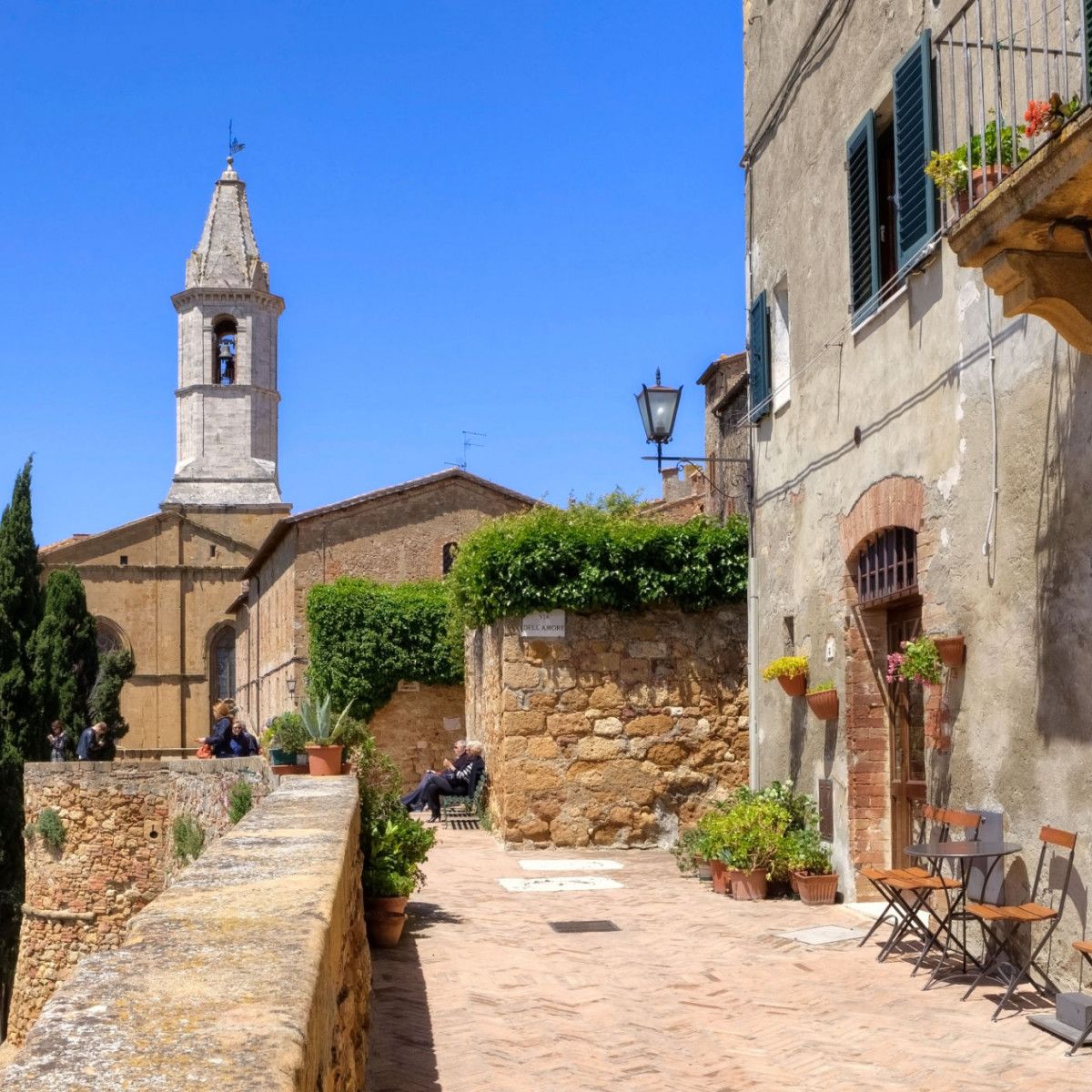 https://cdn-v2.theculturetrip.com/1200x1200/wp-content/uploads/2021/09/bar-il-casello-and-cathedral-of-pienza.jpg