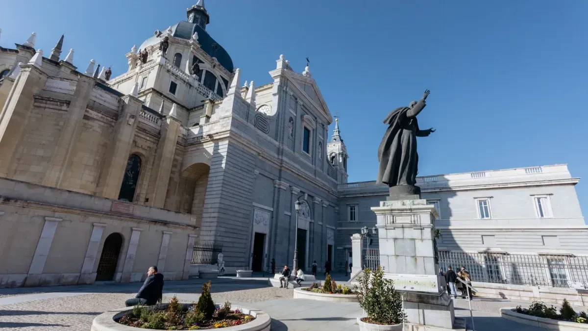 Last Sunday, Real Madrid FC returned to the tradition of offering the cups  won to Our Lady of Almudena at Madrid's cathedral, which was halted due to  COVID. You can see the