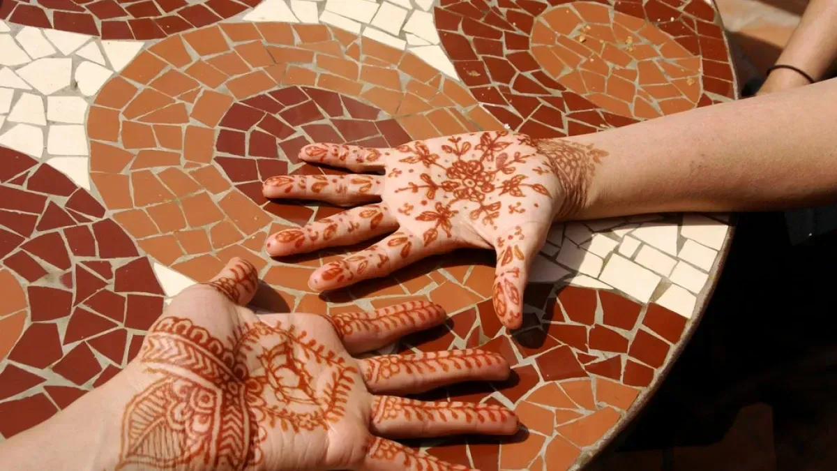 जानिए मेहंदी का इतिहास और शादी में क्यों लगाते हैं दुल्हन के हाथों में  मेहंदी? – News18 हिंदी