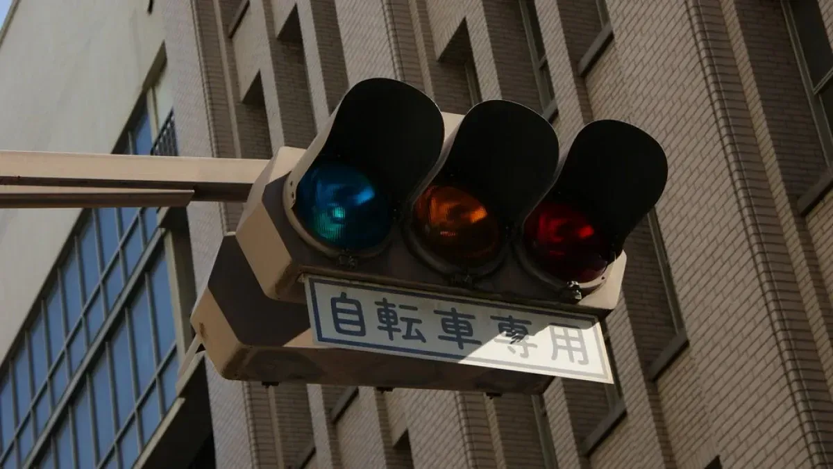 According to Japanese Traffic Lights, Bleen Means Go - Atlas Obscura