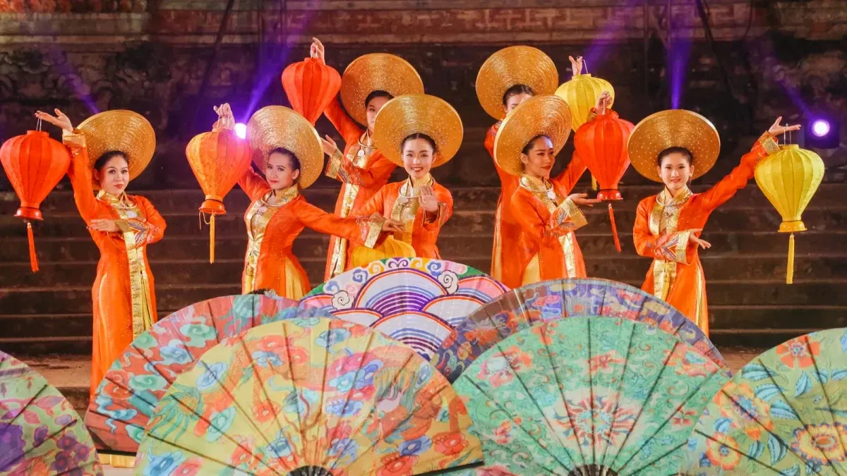 Fashion show features Vietnamese “ao dai”, Thai silk, Culture - Sports