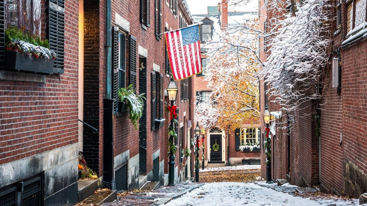 Acorn Street at night, in Beacon Hill, Boston, Massachusetts Stock Photo -  Alamy