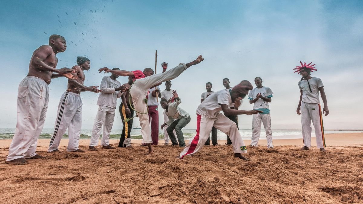 Popular Brazilian Portuguese through capoeira: from local to global