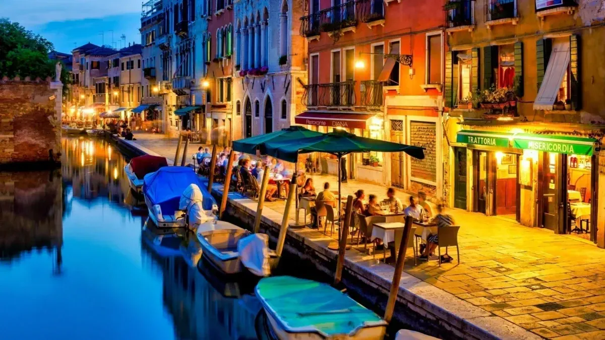 Where To Get Drunk In Venice Italy - The Lovely Escapist Drinking