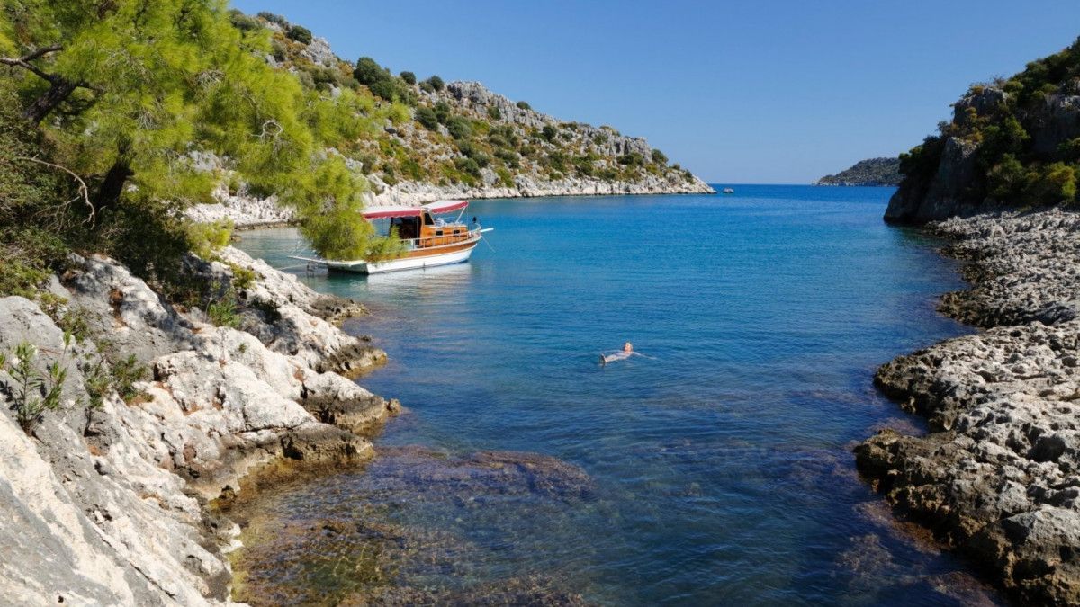 Premium Photo  Beautiful shoreline with blue water in mediterranean sea in  turkey
