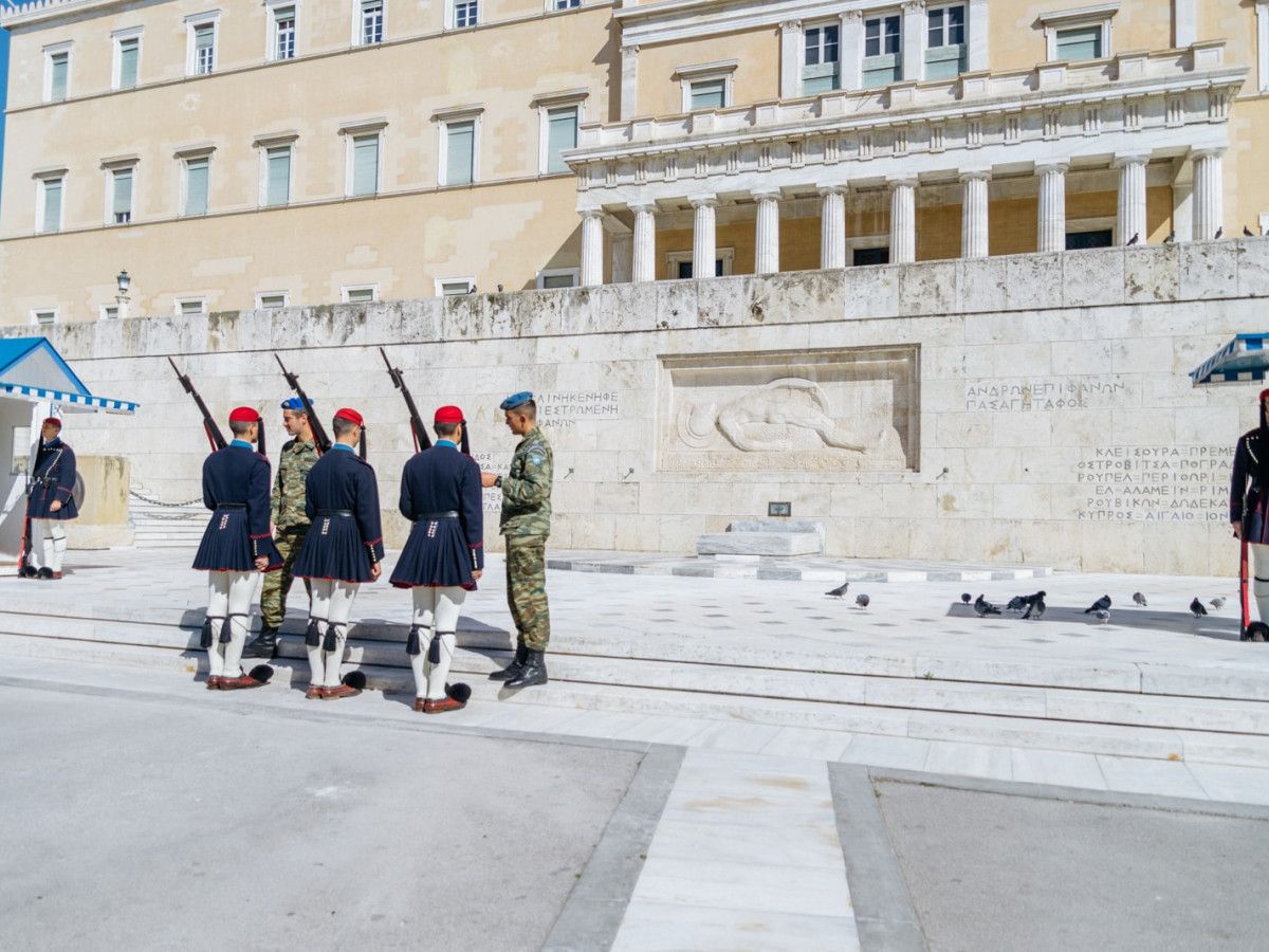 https://cdn-v2.theculturetrip.com/1200x900/wp-content/uploads/2016/12/sctp0143-national-guard-athens-greece-gravanis011.jpg