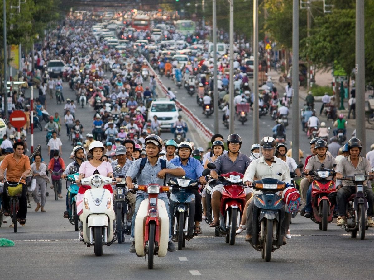 HOW TO CROSS A ROAD IN VIETNAM. Many first-time-visit foreigners