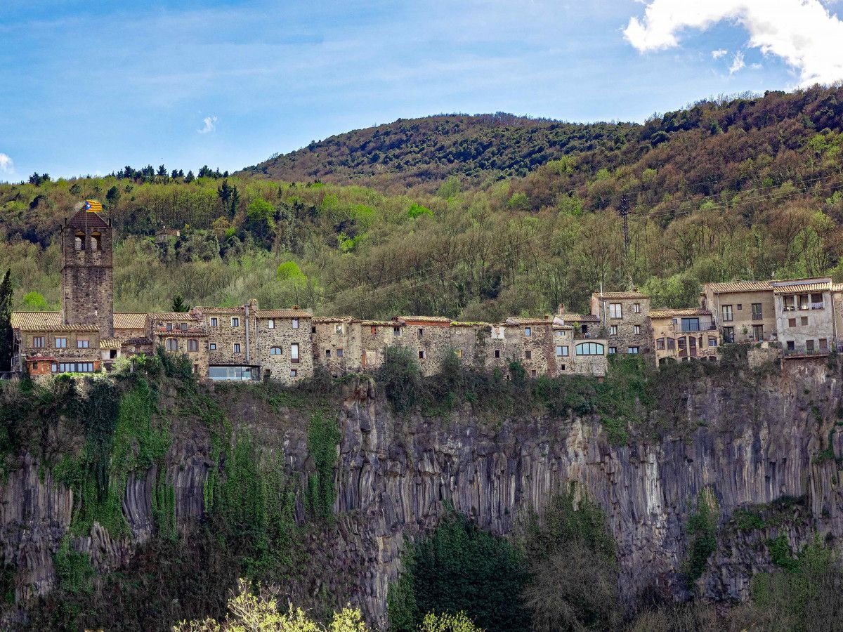 Castellfollit de la Roca – Travel guide at Wikivoyage