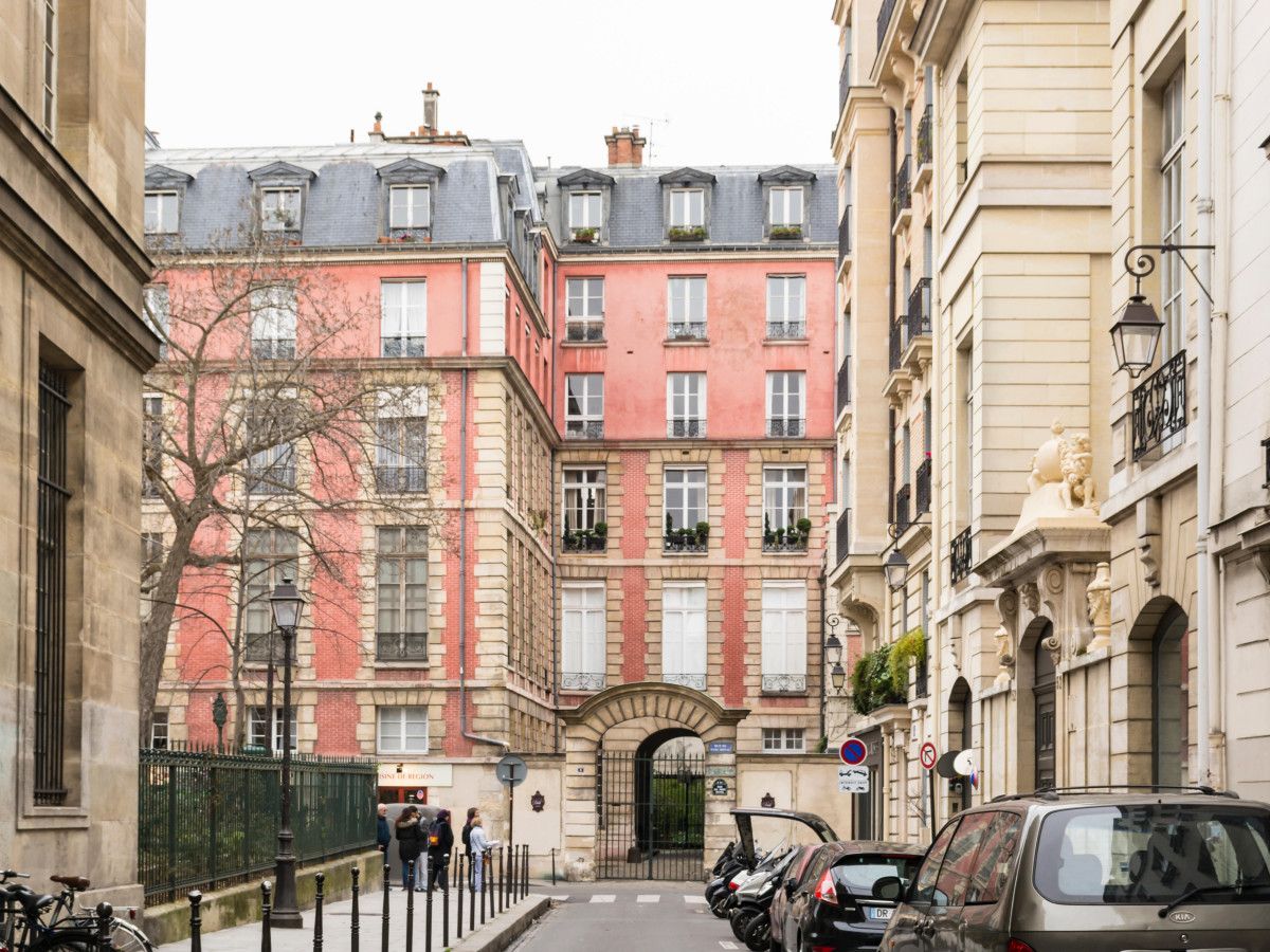 Bar Le Central in the Marais District, Paris, France Stock Photo - Alamy