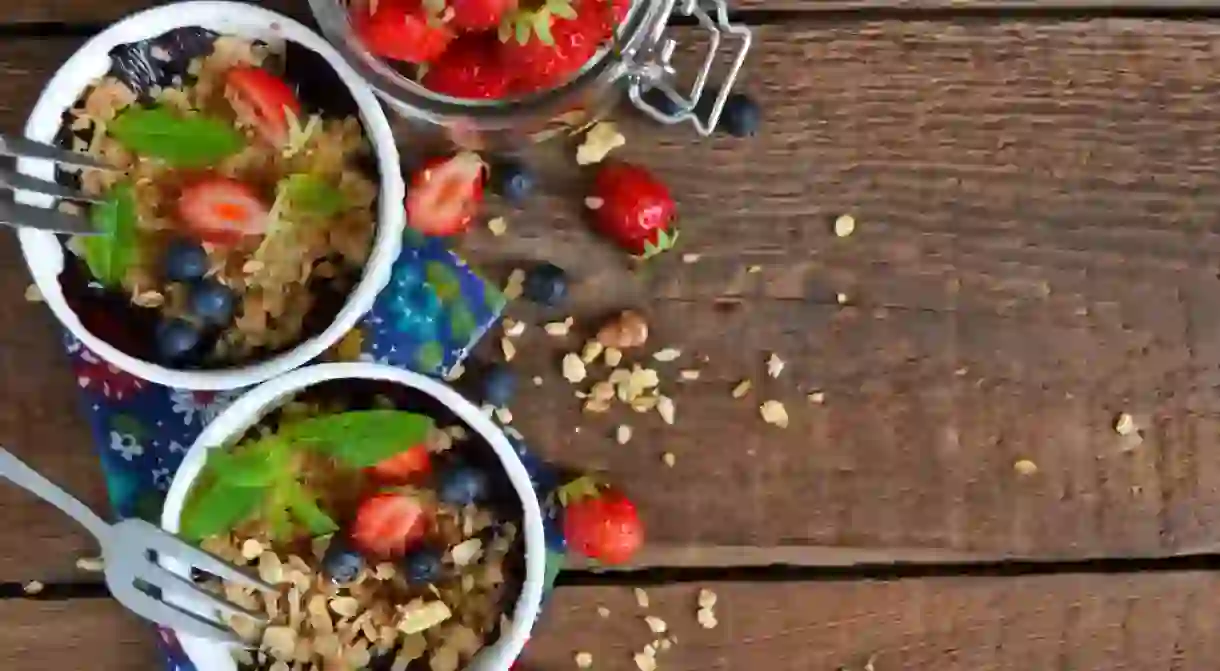 Berry crumble with oatmeal and almonds