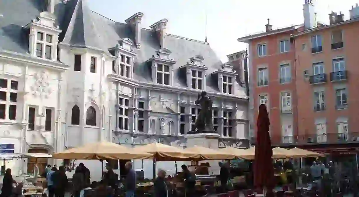 Vue densemble de la place Saint-André, à Grenoble