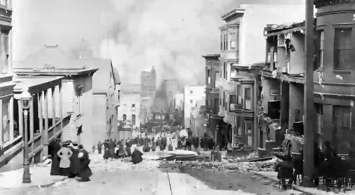 Looking toward the fire on Sacramento Street @ Public Domain/Arnold Genthe