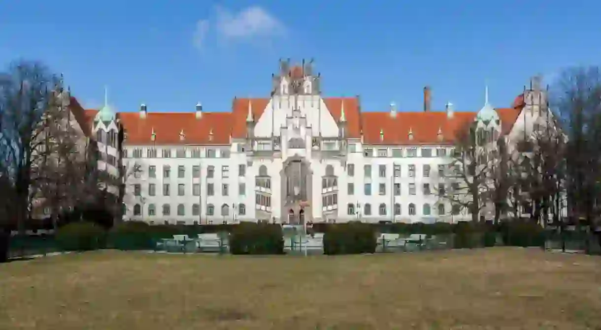 Das Amtsgericht Wedding (Berlin) wurde von 1901 bis 1906 nach Plänen von Rudolf Mönnich und Paul Thoemer im Stil der Neogotik erbaut.