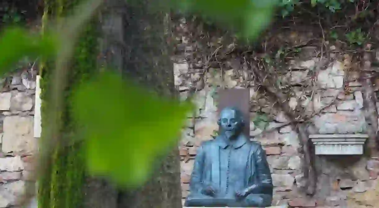 Shakespeares statue, Juliets tomb