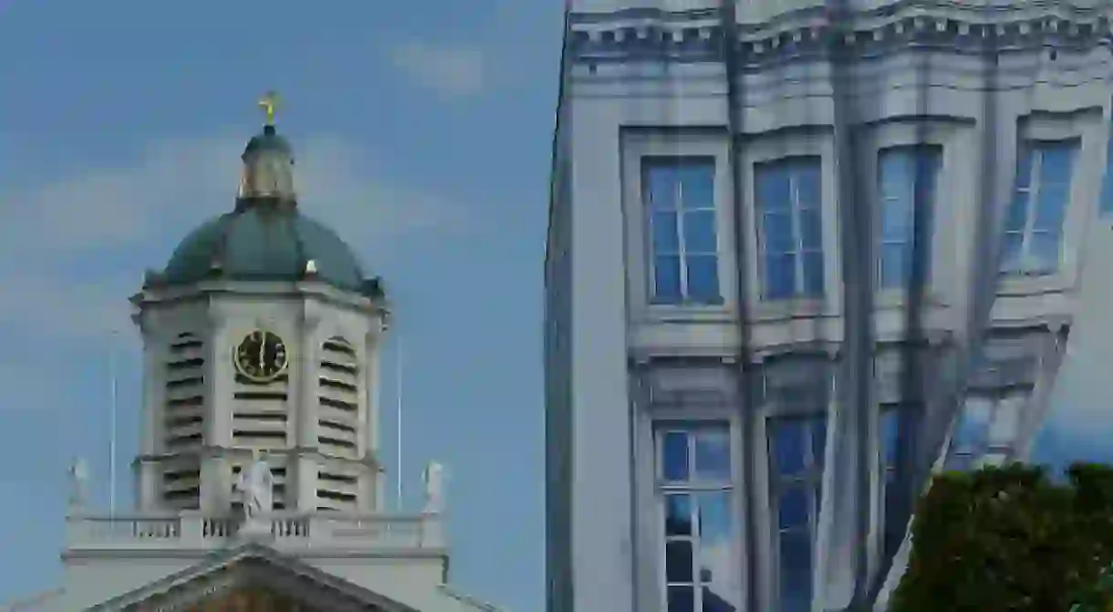 Saint Jacques-sur-Coudenberg and the Magritte Museum side by side