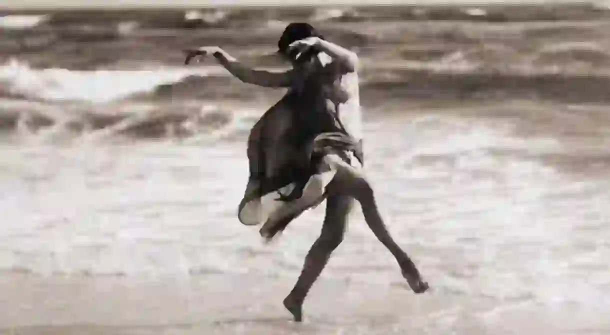 Isadora Duncan danse sur la plage