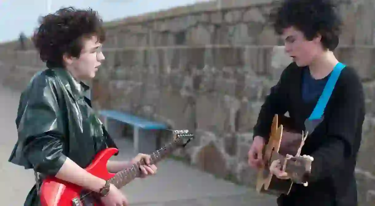 Mark McKenna and Ferdia Walsh-Peelo in Sing Street (Lionsgate)