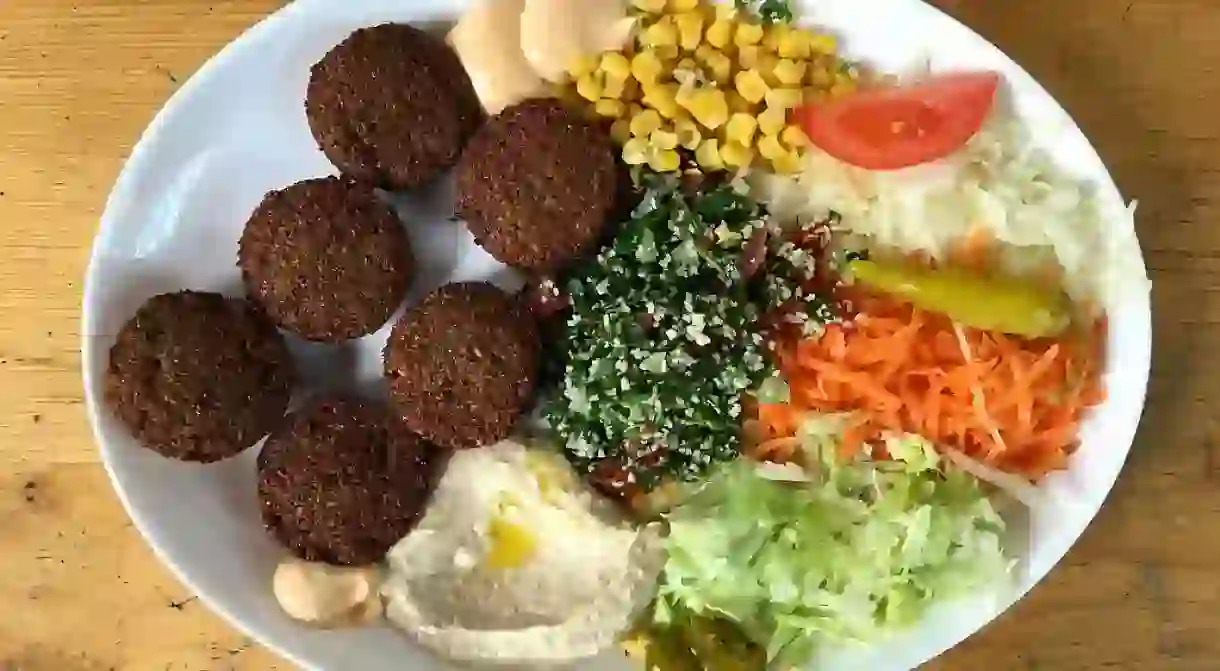 Falafel Mit Salat Und Hummus