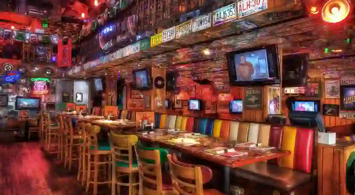 Barney’s Beanery, Broxton Avenue