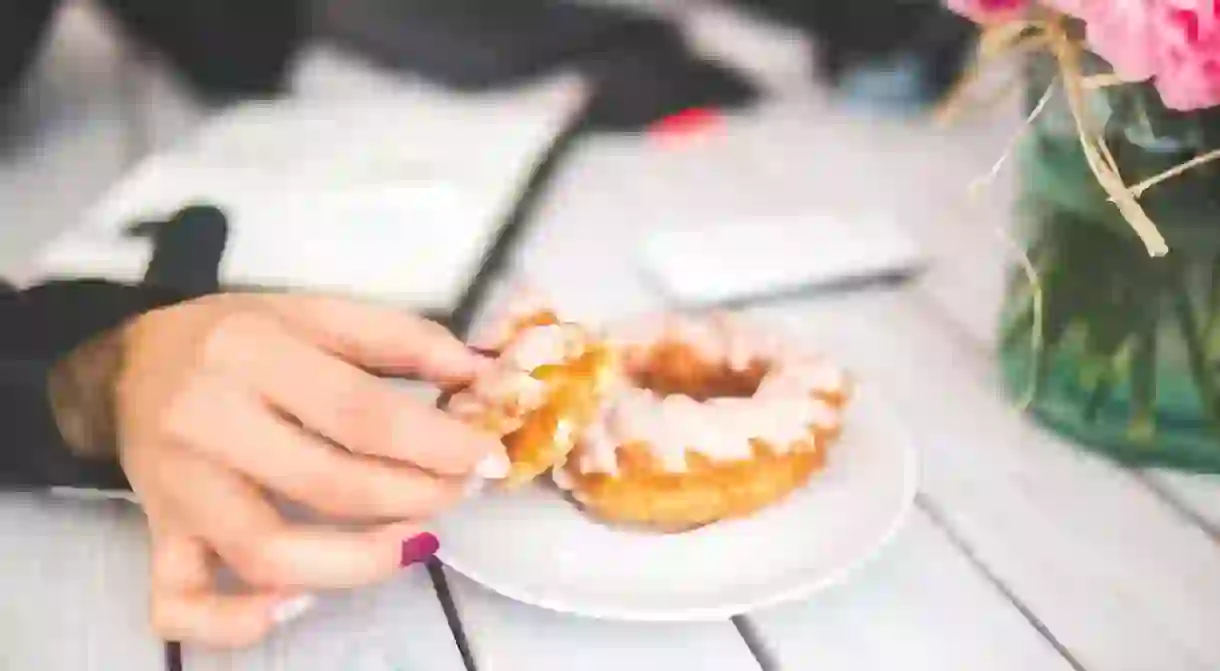 https://pixabay.com/en/donut-doughnuts-sweet-sweets-hand-791837/