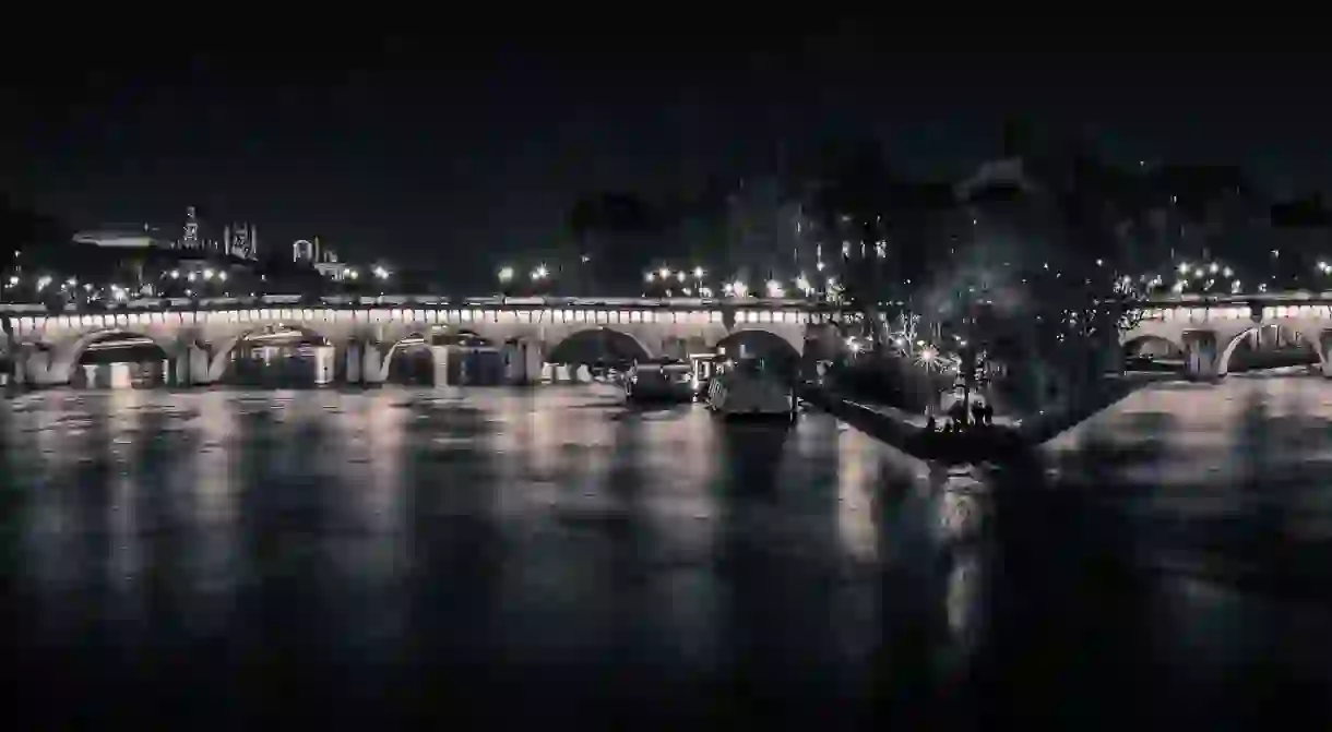 The full length of the Pont Neuf at night │