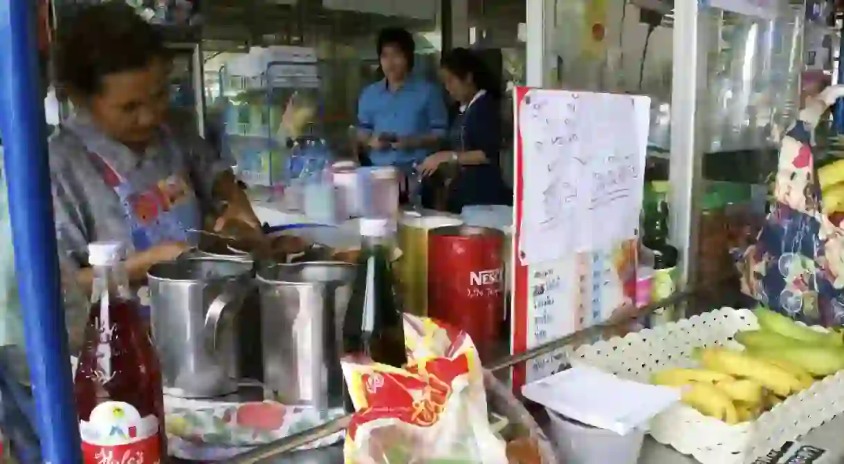 A woman selling coffee, tea, and smoothies in Bangkok, Thailand