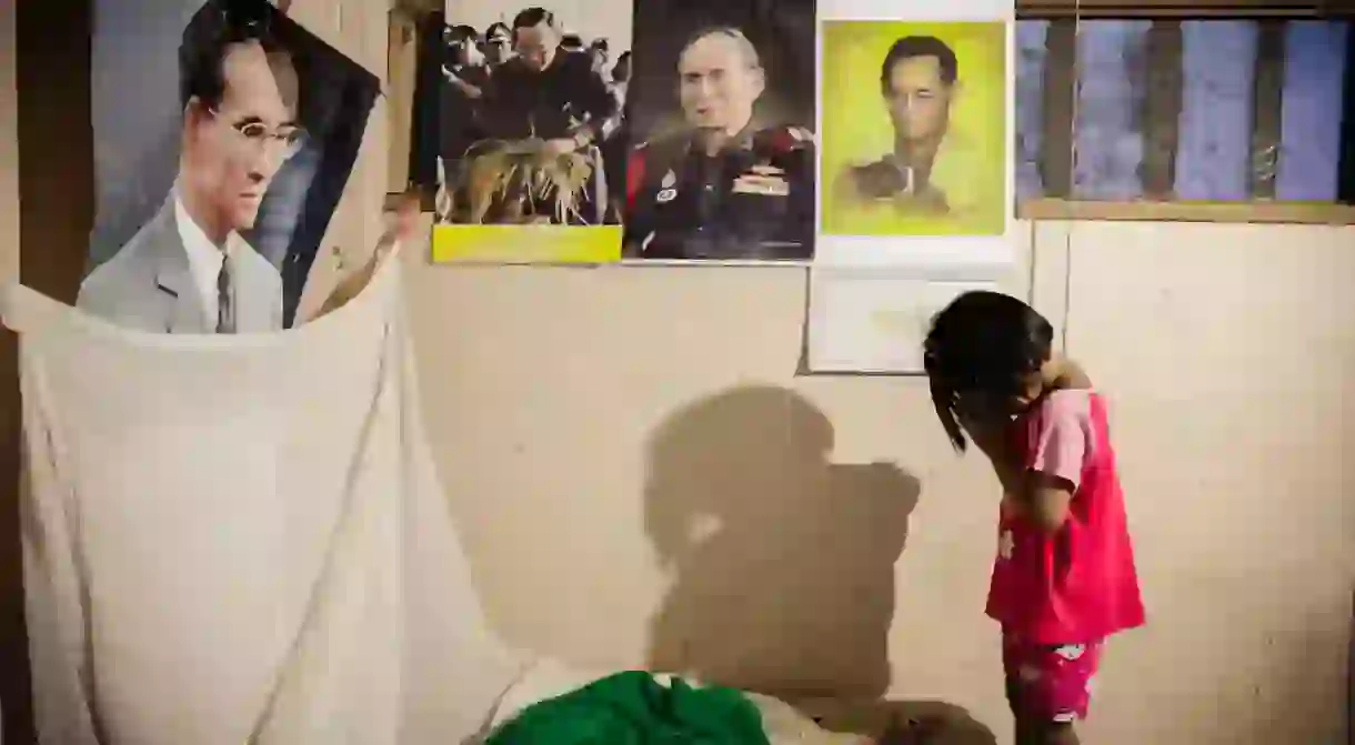 A child pays respect to the King of Thailand in Phitsanulok