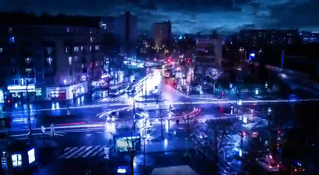 Heavy traffic circulation in Paris even at night │