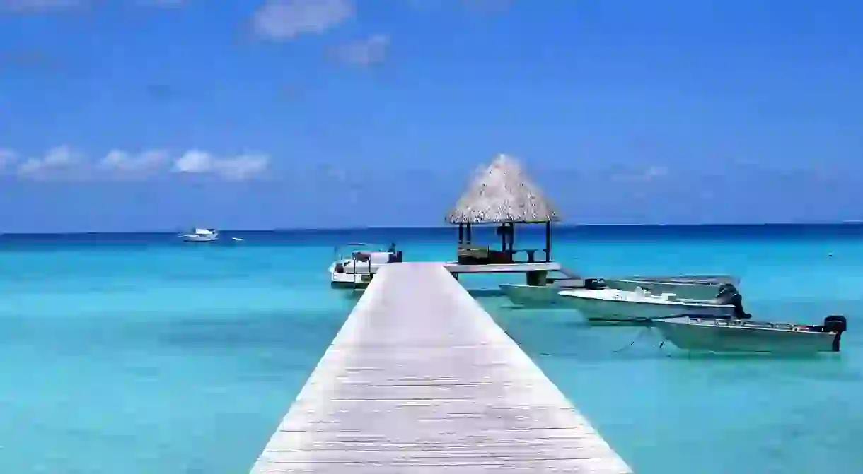 Pier and blue lagoon on Rangiroa Atoll, French Polynesia │