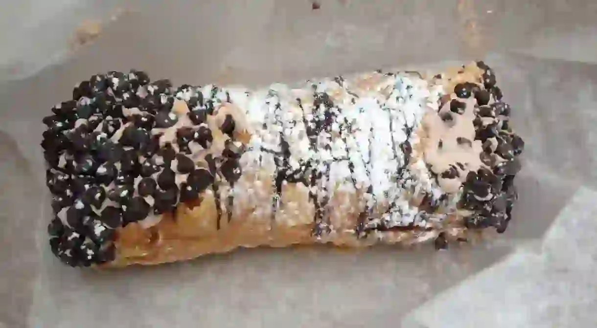 Mikes Pastry Cannoli