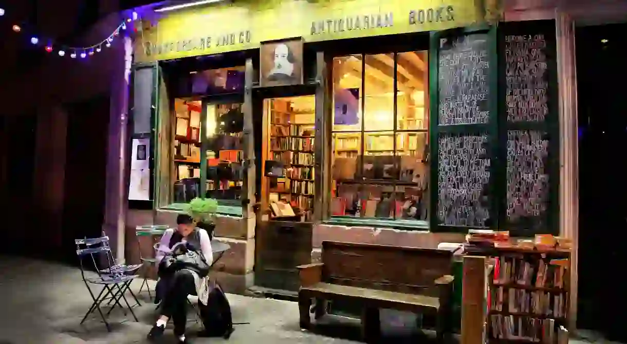 An engrossed reader outside Shakespeare and Company│