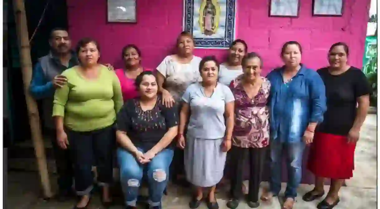 Back: Pepe, Lupe, Rosa, Bernarda. Front: Toña, Karina, Julía, Doña Leo, Norma y María