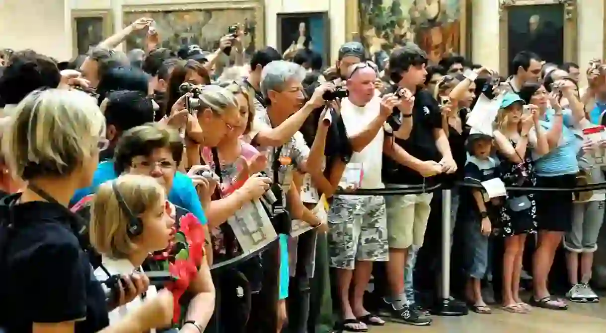 Crowd photographing the Mona Lisa │