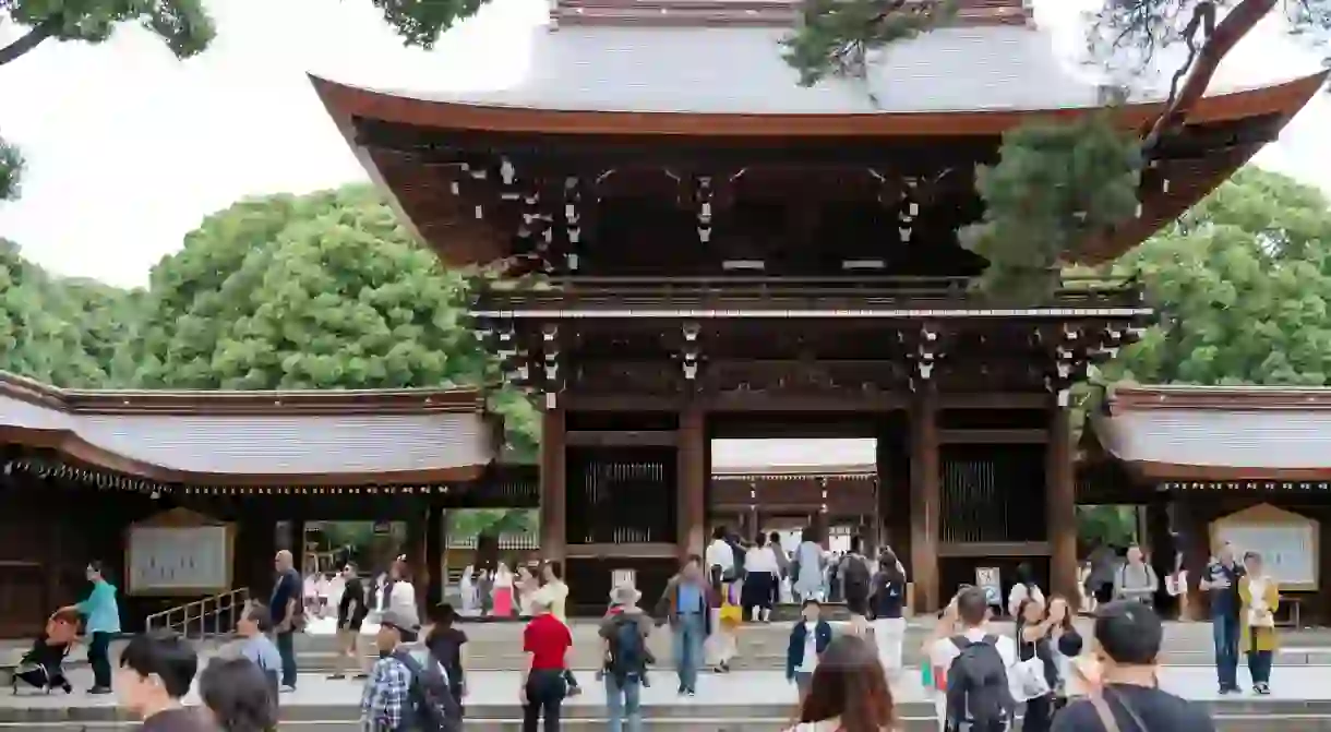 People flock to the Meiji Shrine.