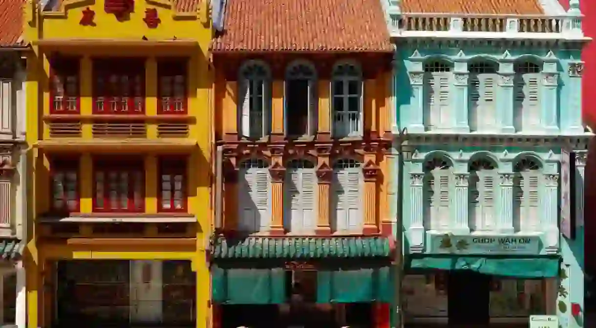 https://commons.wikimedia.org/wiki/File:Traditional_shophouses_in_Upper_Cross_Street,_Chinatown,_Singapore_(17161367876).jpg