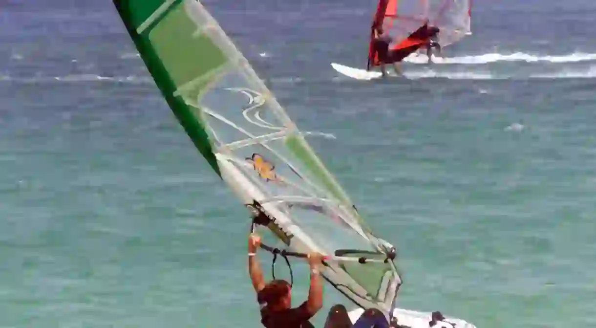 (Wind)Surfers in azione a Porto Puddu (Porto Pollo), Sardegna