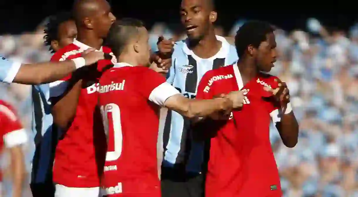 A confrontation between players of Grêmio and Internacional