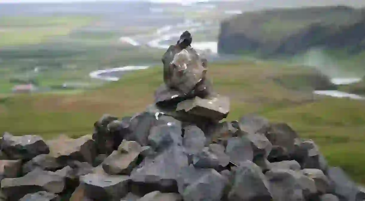 Stone cairns: a natural occurrence and recently (un)popular tourist activity in Iceland