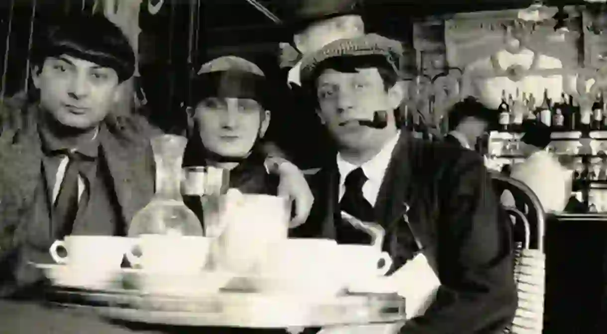 Pablo Picasso, Moïse Kisling and Paquerette enjoying themselves at café La Rotonde, 1916 │