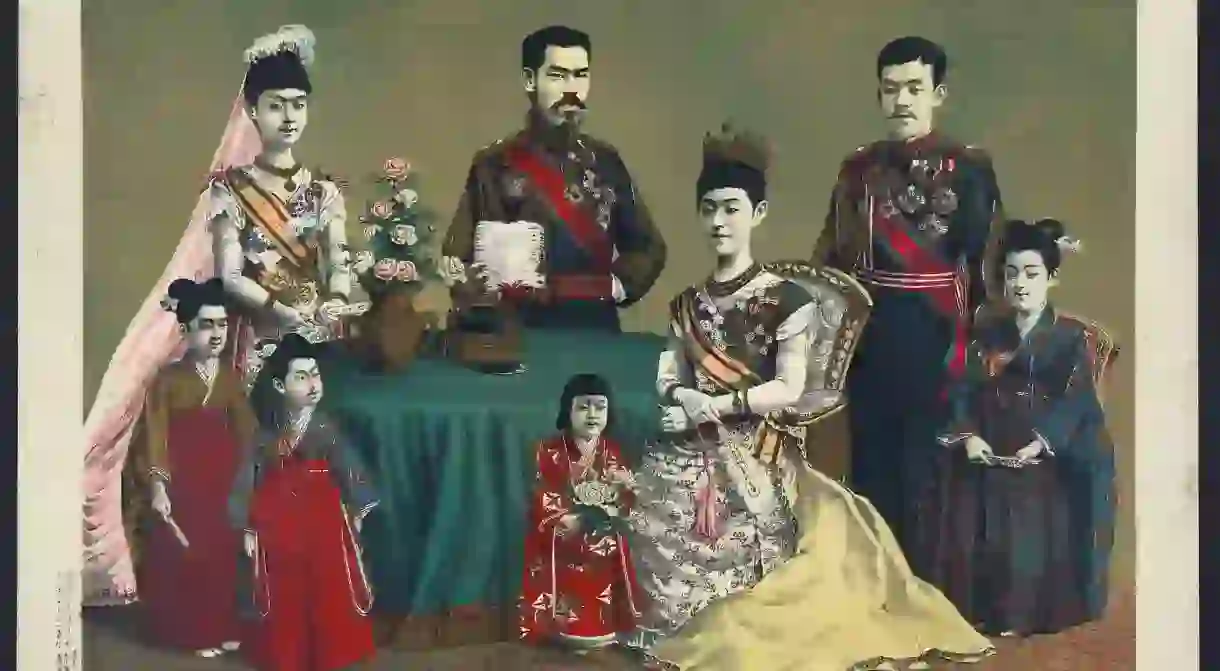 The Japanese Imperial Family (Torajiro Kasai, 1900) / Wikimedia Commons