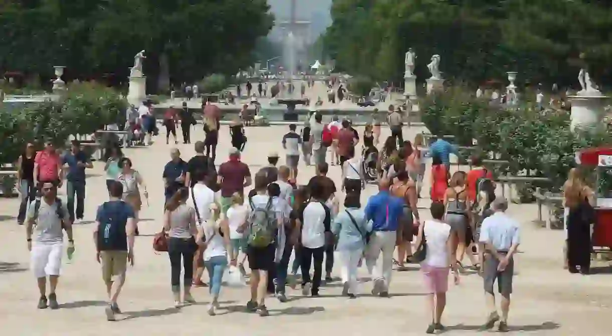 Crowds in the Jardin des Tuileries │