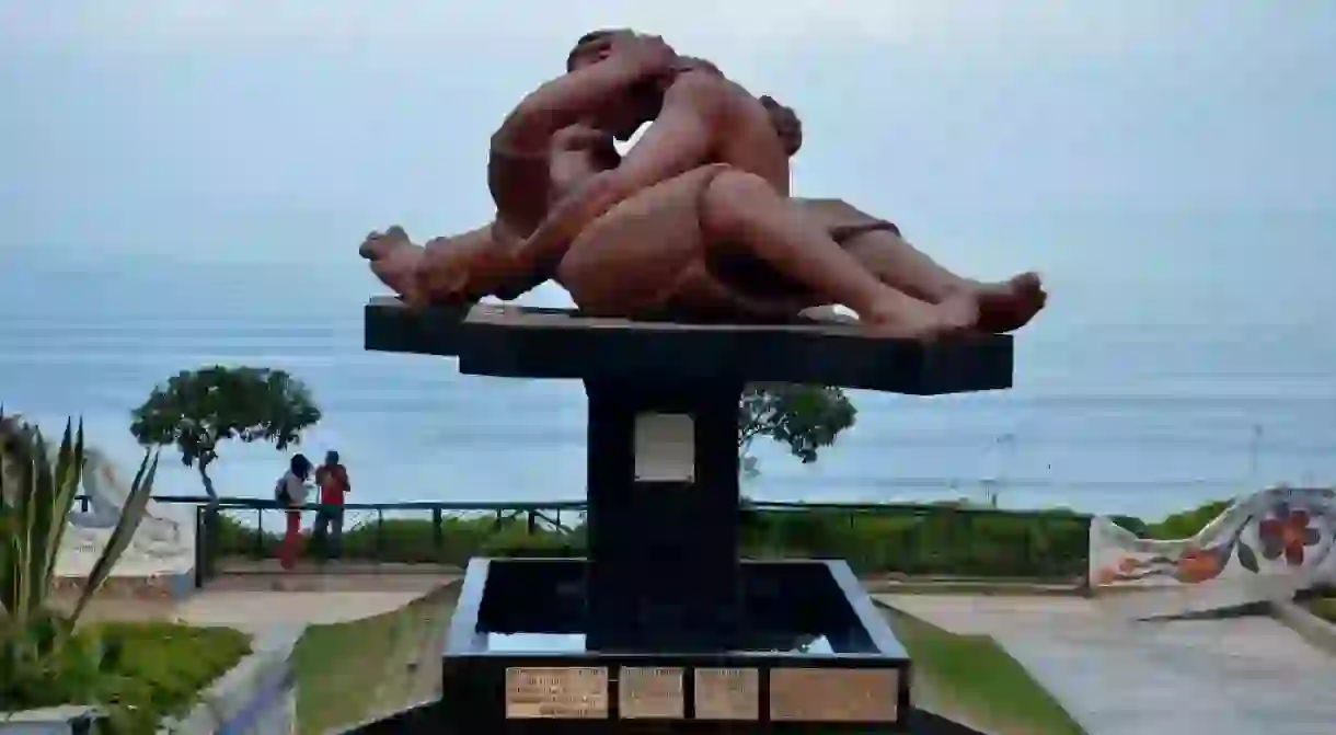 Statue of lovers in El Parque del Amor