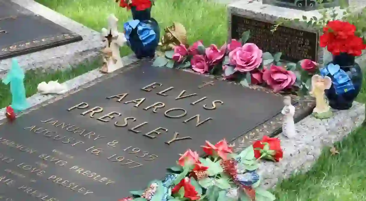 Elvis Presleys grave at Graceland