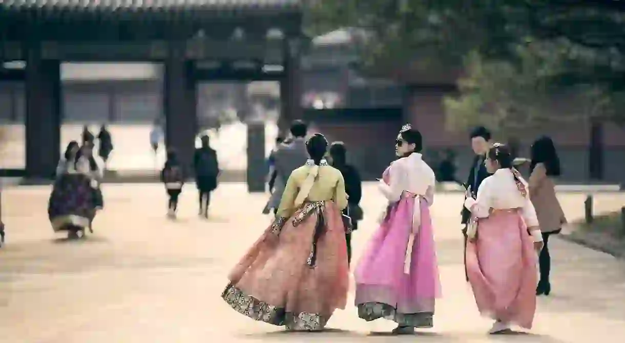 Visitors to Changdeokgung sport hanbok, Koreas traditional dress