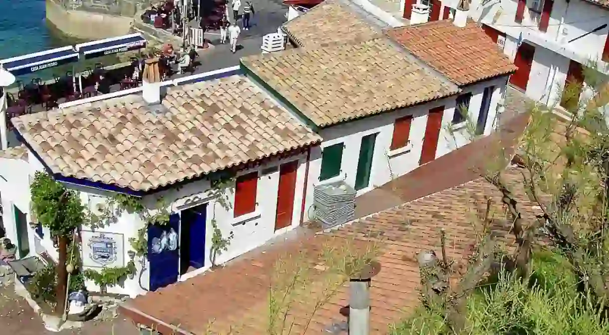 Picturesque old houses in Port-Vieux｜