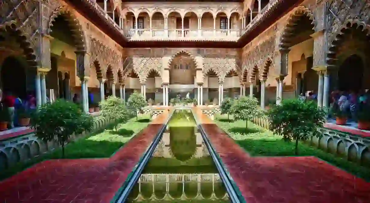 Courtyard in Sevilles Alcazar Palace; Wenjie, Zhang/flickr